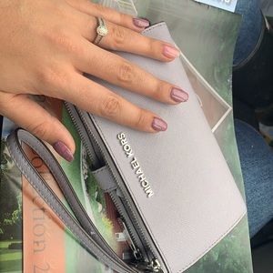 Michael Kors jet setter Iilac wallet